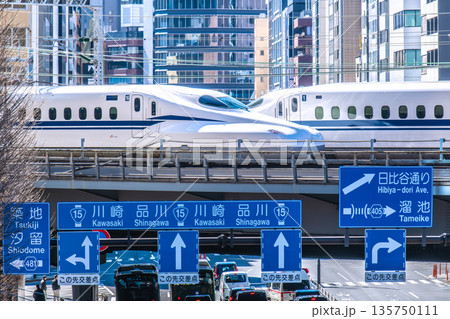 日本の東京都市景観 新橋を走る新幹線などを望む 135750111