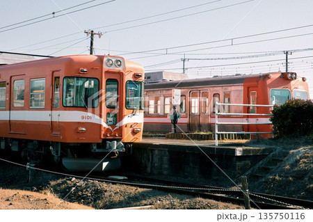 岳南電車、岳南江尾駅で並んで停車している8000形電車と9000形電車 岳南電車、岳南江尾駅で並んで停車している8000形電車と9000形電車 135750116