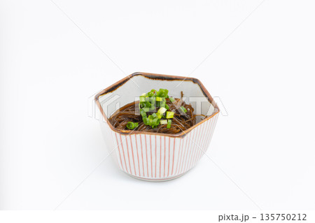和食器に盛り付けているモズク ネギが盛られている 和食器に盛り付けているモズク ネギが盛られている 135750212