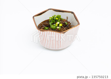 和食器に盛り付けているモズク酢 和食器に盛り付けているモズク酢 135750213