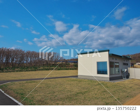 初夏の北海道 滝瀬海岸シラフラ展望公園の休憩所 初夏の北海道 滝瀬海岸シラフラ展望公園の休憩所 135750222