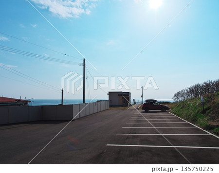 初夏の北海道 滝瀬海岸シラフラ展望公園と駐車場 初夏の北海道 滝瀬海岸シラフラ展望公園と駐車場 135750225