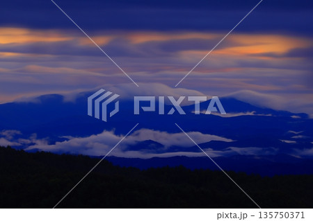 雲海に浮かぶ山 雲海に浮かぶ山 135750371