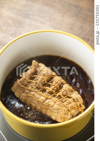 豚の角煮を煮る 135750391