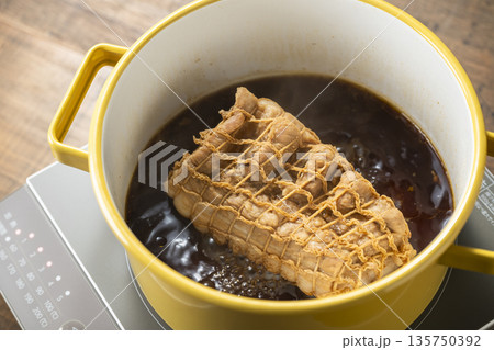 豚の角煮を煮る 豚の角煮を煮る 135750392
