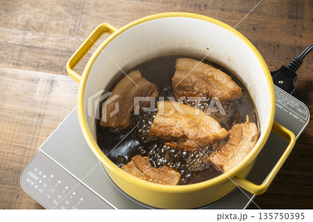 豚の角煮を煮る 135750395