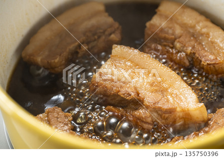 豚の角煮を煮る 135750396