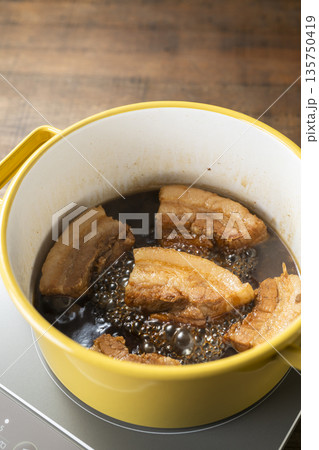 豚の角煮を煮る 豚の角煮を煮る 135750419