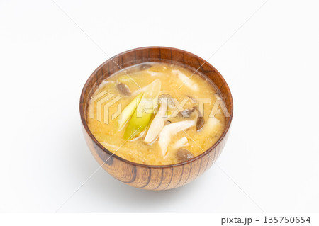 キノコと葱の味噌汁 白背景の写真素材 しめじの味噌汁が木製のお椀に入っている キノコと葱の味噌汁 白背景の写真素材 しめじの味噌汁が木製のお椀に入っている 135750654