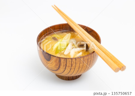 キノコと葱の味噌汁 白背景の写真素材 しめじの味噌汁が木製のお椀に入っている キノコと葱の味噌汁 白背景の写真素材 しめじの味噌汁が木製のお椀に入っている 135750657