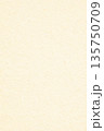 自然な風合いの生成り和紙テクスチャー背景　テクスチャー　素材 135750709