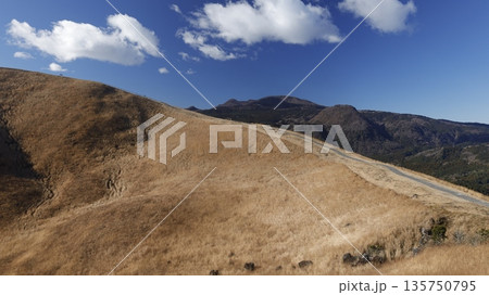 伊豆高原：大室山の噴火口にある遊歩道（冬） 135750795