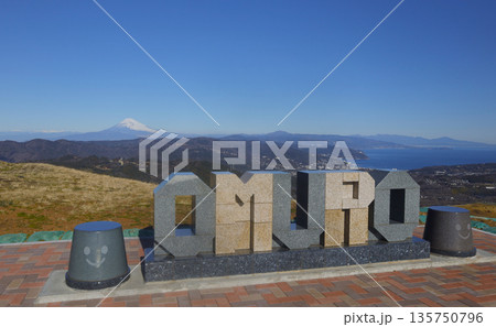 伊豆高原:大室山の山頂にあるモニュメント 伊豆高原:大室山の山頂にあるモニュメント 135750796