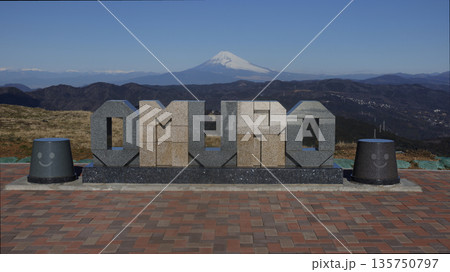 伊豆高原：大室山の山頂にあるモニュメント 135750797