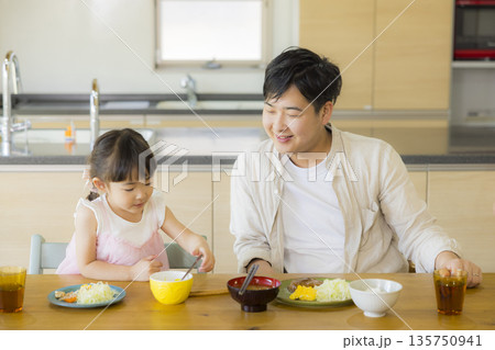 食卓の楽しそうな家族 135750941