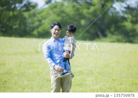 ピクニックするファミリー ピクニックするファミリー 135750978