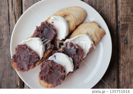 全粒粉のリュスティックで作った餡子クリームチーズのオープンサンド 135751018