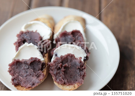 全粒粉のリュスティックで作った餡子クリームチーズのオープンサンド 135751020