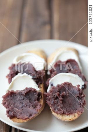 全粒粉のリュスティックで作った餡子クリームチーズのオープンサンド 135751021