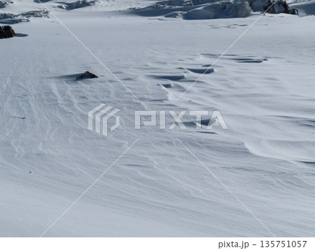 厳冬期の八ヶ岳(北横岳に向かう登山道にある強風によってできた雪紋) 135751057
