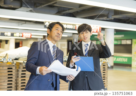 イベントを仕切るスーツのミドル男性 イベントを仕切るスーツのミドル男性 135751063