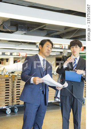 イベントを仕切るスーツのミドル男性 イベントを仕切るスーツのミドル男性 135751067