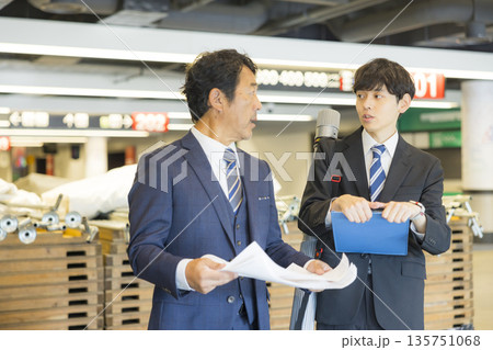 イベントを仕切るスーツのミドル男性 135751068