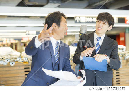 イベントを仕切るスーツのミドル男性 135751071