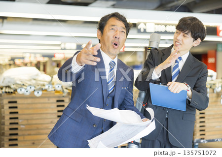 イベントを仕切るスーツのミドル男性 135751072