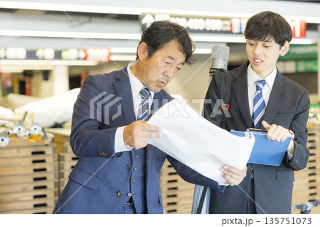 イベントを仕切るスーツのミドル男性 イベントを仕切るスーツのミドル男性 135751073