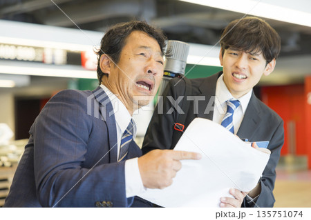 イベントを仕切るスーツのミドル男性 イベントを仕切るスーツのミドル男性 135751074