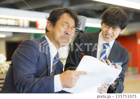 イベントを仕切るスーツのミドル男性 イベントを仕切るスーツのミドル男性 135751075