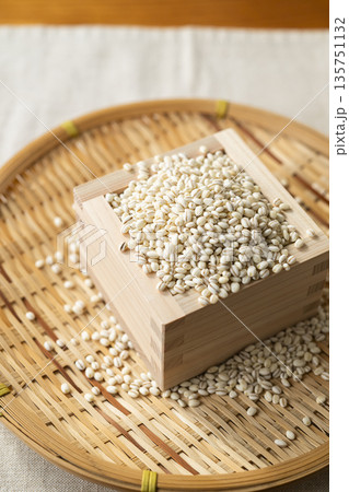 升に入ったもち麦 升に入ったもち麦 135751132