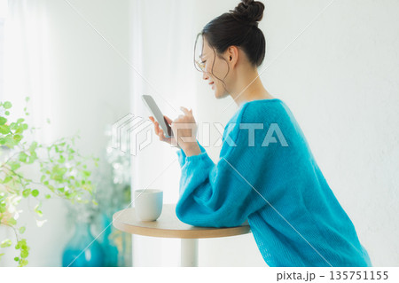 スマホを見る女性 スマホを見る女性 135751155
