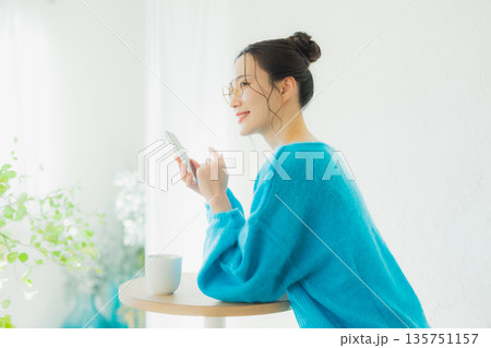 スマホを見る女性 スマホを見る女性 135751157