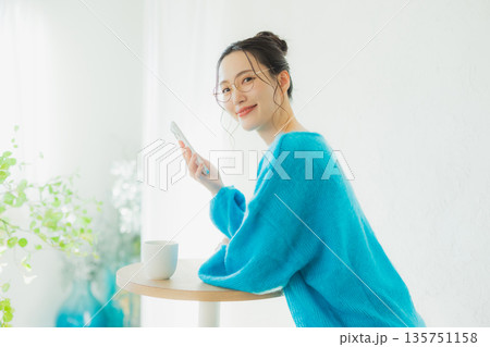 スマホを見る女性 スマホを見る女性 135751158