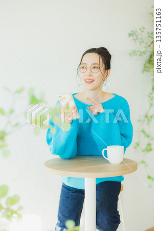 スマホを見る女性 135751163