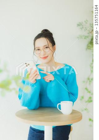 スマホを見る女性 スマホを見る女性 135751164