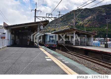 滋賀県高島市　湖西線近江高島駅プラットホームと新快速電車 135751170