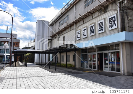 滋賀県高島市 湖西線近江高島駅と青空 滋賀県高島市 湖西線近江高島駅と青空 135751172