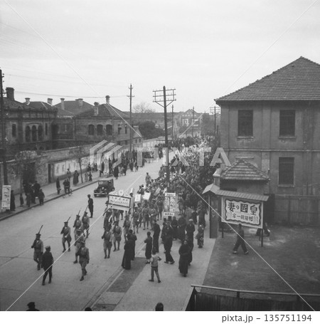 古写真 1940年 日中戦争中の中華民国 武昌市内(現在の武漢市)の祭事 古写真 1940年 日中戦争中の中華民国 武昌市内(現在の武漢市)の祭事 135751194