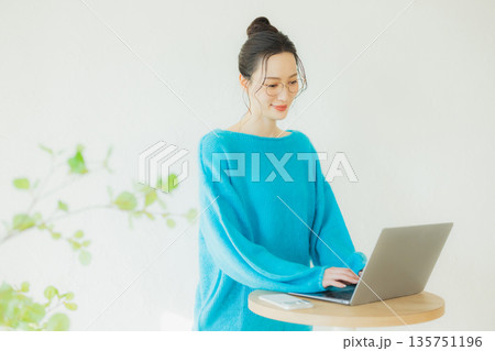 パソコンを使う女性 135751196