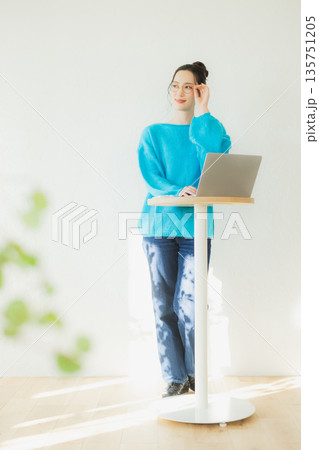 パソコンを使う女性 135751205