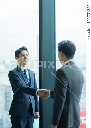握手するビジネスマン 135751221