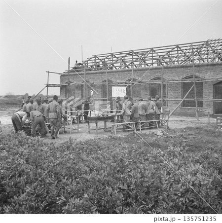 古写真 1940年 日中戦争中の中華民国 武昌に建設中の日本陸軍施設の上棟式 古写真 1940年 日中戦争中の中華民国 武昌に建設中の日本陸軍施設の上棟式 135751235