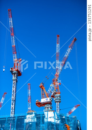 日本の東京都市景観新風景。TOKYO TORCH 大手町に巨大鉄骨構造体やクレーン群。新たな時代へ 135751291