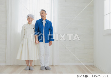 手を繋ぐ笑顔のシニアカップル 　 135751294