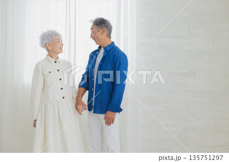 手を繋ぐ笑顔のシニアカップル 　 135751297