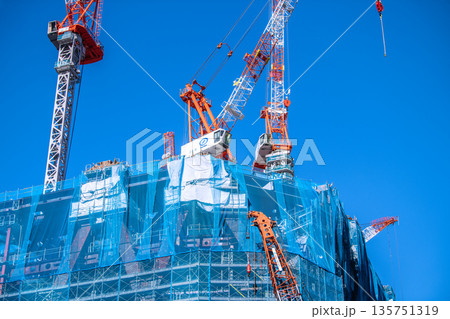 日本の東京都市景観新風景。TOKYO TORCH 大手町に巨大鉄骨構造体やクレーン群。輝く時代へ 日本の東京都市景観新風景。TOKYO TORCH 大手町に巨大鉄骨構造体やクレーン群。輝く時代へ 135751319