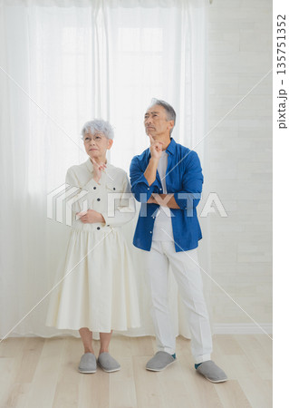 考え事をするシニアカップル 考え事をするシニアカップル 135751352
